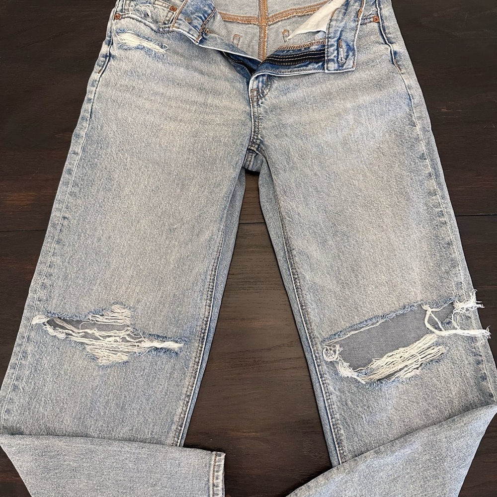 American Eagle Outfitters Light Blue Distressed Jeans. Size 2- perfect for fall!